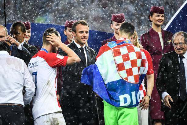 表现更是 表现更是